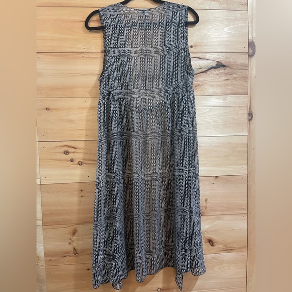 BCBGeneration sleeveless kimono/duster in size Medium. Black and white design - Picture 2 of 5